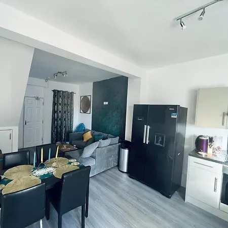 Ferienhaus Town-centre Stylish Work Stay, 3 Beds 3 En-suites