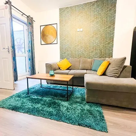 Town-centre Stylish Work Stay, 3 Beds 3 En-suites Ferienhaus