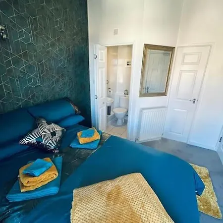 Town-centre Stylish Work Stay, 3 Beds 3 En-suites Ferienhaus *