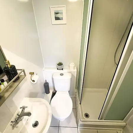 Town-centre Stylish Work Stay, 3 Beds 3 En-suites *