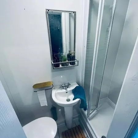 Ferienhaus Town-centre Stylish Work Stay, 3 Beds 3 En-suites *