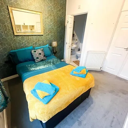 Town-centre Stylish Work Stay, 3 Beds 3 En-suites *