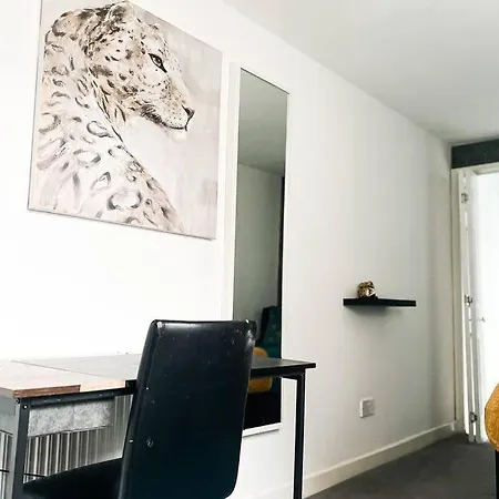 Town-centre Stylish Work Stay, 3 Beds 3 En-suites Ferienhaus