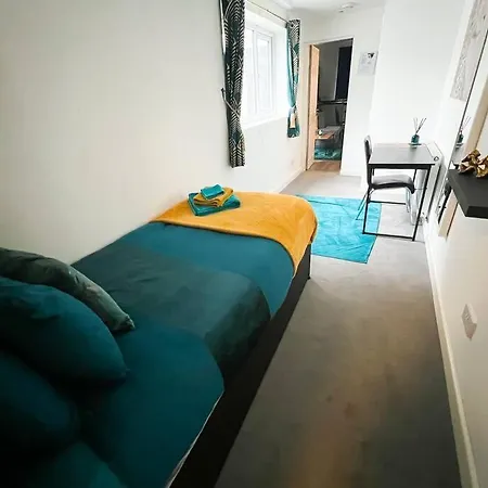 Ferienhaus Town-centre Stylish Work Stay, 3 Beds 3 En-suites *